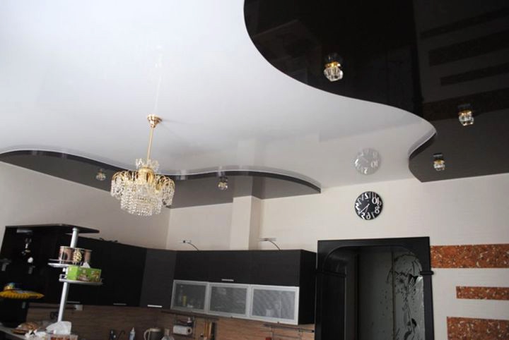 черные натяжные потолки в интерьере фото гостиная